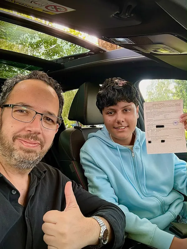 Fahrschüler der Fahrschule Cassel Drive mit dem frisch bestandenen Führerschein
