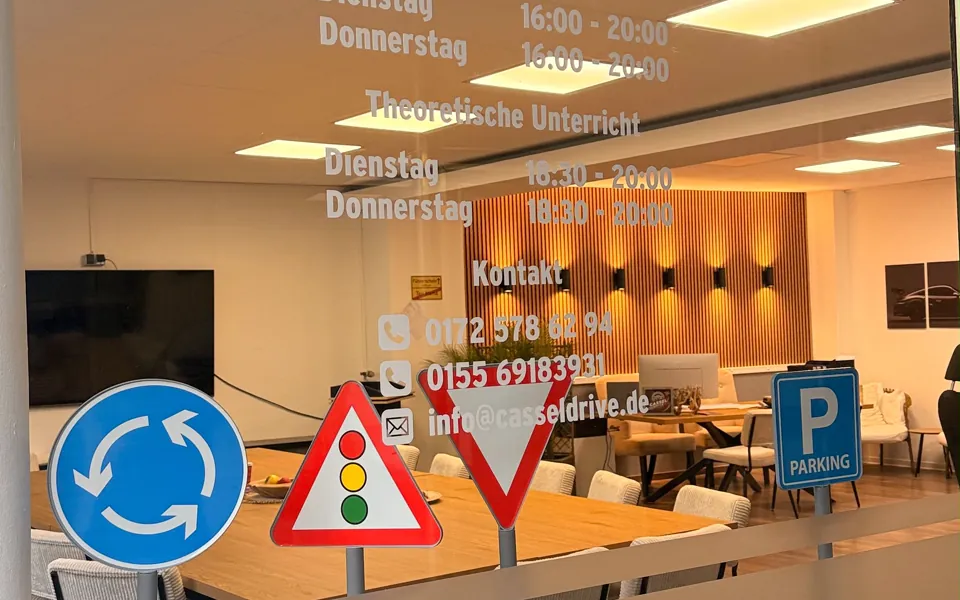 Eingang der Fahrschule Cassel Drive in der Rudolf-Schwander-Straße in Kassel