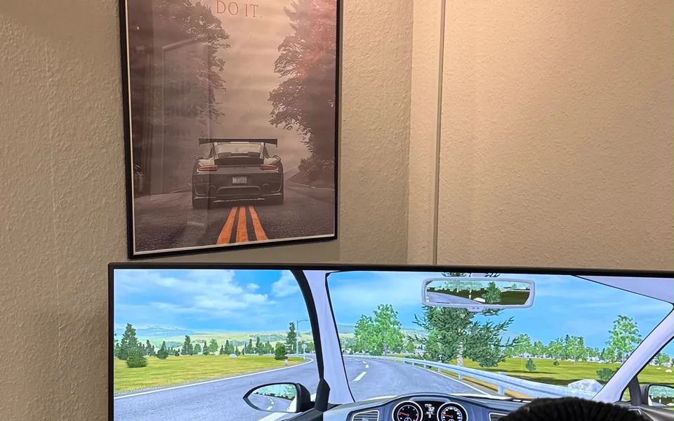 Fahrschüler am Fahrsimulator der Fahrschule Cassel Drive