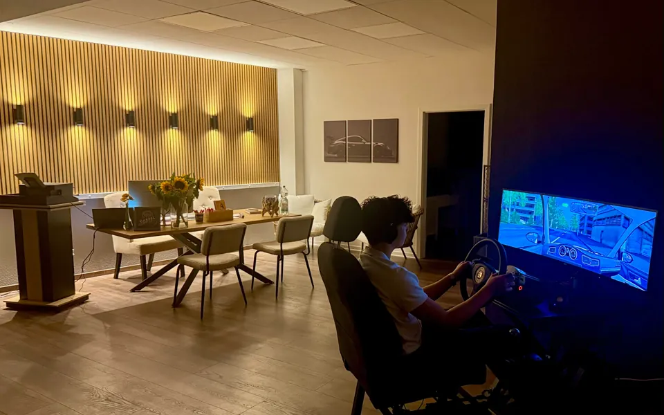 Blick in den Schulungsraum mit Fahrsimulator bei Cassel Drive