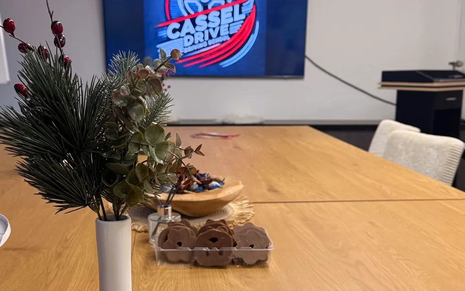 Theorieraum der Fahrschule Cassel Drive mit Bildschirm und langem Tisch
