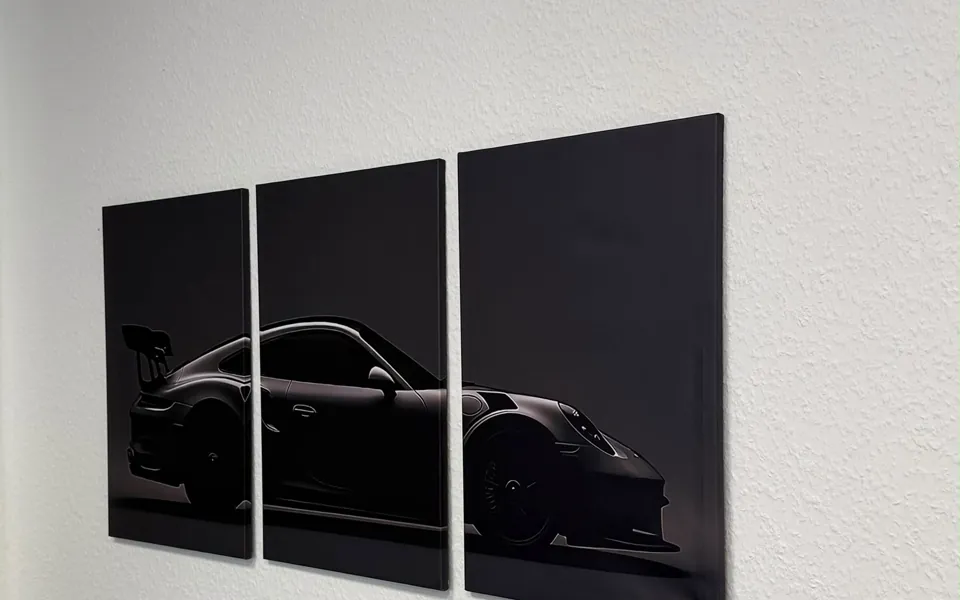 Dreiteiliges Wandbild mit Sportwagen in der Fahrschule Cassel Drive